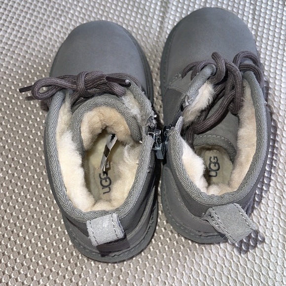 UGG unisex Water Resistant
Chukka Boot - Picture 6 of 7